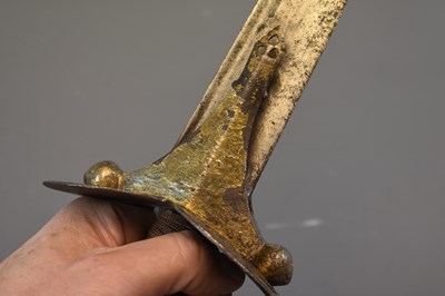 Lot 52 - A LATE 18TH CENTURY MUGHAL INDIAN KHANDA OR STRAIGHT SWORD WITH CHHATRI OR UMBRELLA MARK