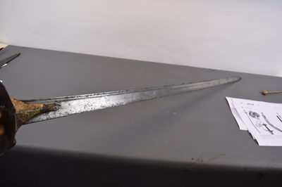 Lot 52 - A LATE 18TH CENTURY MUGHAL INDIAN KHANDA OR STRAIGHT SWORD WITH CHHATRI OR UMBRELLA MARK