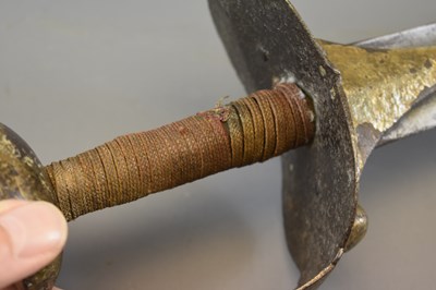 Lot 52 - A LATE 18TH CENTURY MUGHAL INDIAN KHANDA OR STRAIGHT SWORD WITH CHHATRI OR UMBRELLA MARK