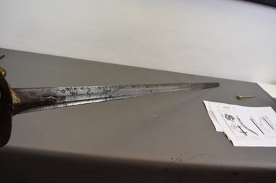 Lot 52 - A LATE 18TH CENTURY MUGHAL INDIAN KHANDA OR STRAIGHT SWORD WITH CHHATRI OR UMBRELLA MARK
