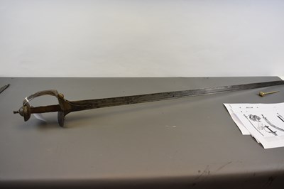 Lot 52 - A LATE 18TH CENTURY MUGHAL INDIAN KHANDA OR STRAIGHT SWORD WITH CHHATRI OR UMBRELLA MARK