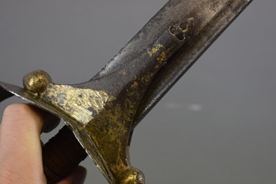 Lot 52 - A LATE 18TH CENTURY MUGHAL INDIAN KHANDA OR STRAIGHT SWORD WITH CHHATRI OR UMBRELLA MARK