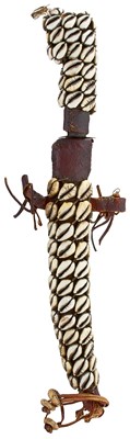 Lot 698 - AN AFRICAN BAMILEKE (CAMEROON) TRIBAL DAGGER
