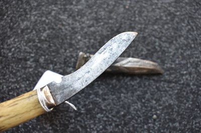 Lot 44 - AN INTERESTING SOUTHERN INDIAN SMALL KHANJAR OR DAGGER