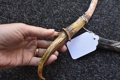 Lot 44 - AN INTERESTING SOUTHERN INDIAN SMALL KHANJAR OR DAGGER