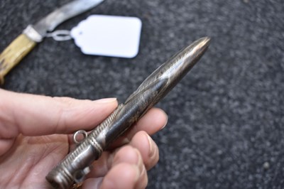 Lot 44 - AN INTERESTING SOUTHERN INDIAN SMALL KHANJAR OR DAGGER
