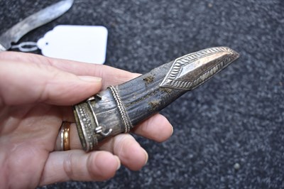 Lot 44 - AN INTERESTING SOUTHERN INDIAN SMALL KHANJAR OR DAGGER