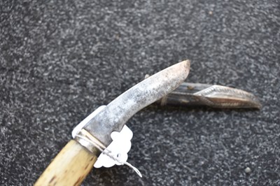 Lot 44 - AN INTERESTING SOUTHERN INDIAN SMALL KHANJAR OR DAGGER