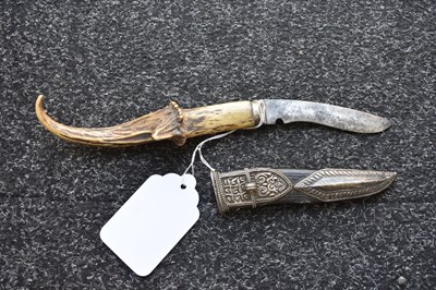 Lot 44 - AN INTERESTING SOUTHERN INDIAN SMALL KHANJAR OR DAGGER