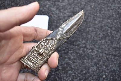Lot 44 - AN INTERESTING SOUTHERN INDIAN SMALL KHANJAR OR DAGGER