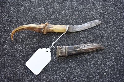 Lot 44 - AN INTERESTING SOUTHERN INDIAN SMALL KHANJAR OR DAGGER