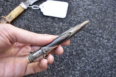 Lot 44 - AN INTERESTING SOUTHERN INDIAN SMALL KHANJAR OR DAGGER