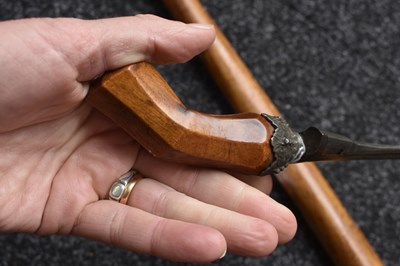 Lot 25 - A LATE 19TH OR EARLY 20TH CENTURY INDONESIAN PANJANG OR EXECUTIONER'S KRIS