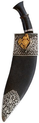 Lot 43 - A 19TH CENTURY WHITE AND YELLOW METAL MOUNTED NEPALESE KUKRI
