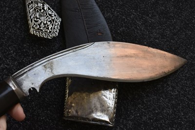 Lot 43 - A 19TH CENTURY WHITE AND YELLOW METAL MOUNTED NEPALESE KUKRI