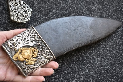 Lot 43 - A 19TH CENTURY WHITE AND YELLOW METAL MOUNTED NEPALESE KUKRI