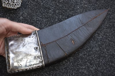 Lot 43 - A 19TH CENTURY WHITE AND YELLOW METAL MOUNTED NEPALESE KUKRI