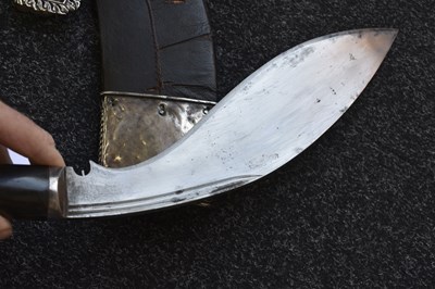 Lot 43 - A 19TH CENTURY WHITE AND YELLOW METAL MOUNTED NEPALESE KUKRI
