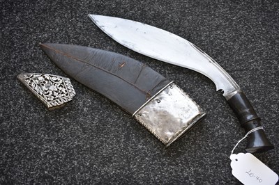 Lot 43 - A 19TH CENTURY WHITE AND YELLOW METAL MOUNTED NEPALESE KUKRI