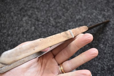 Lot 41 - A 19TH CENTURY INDIAN KATAR OR DAGGER