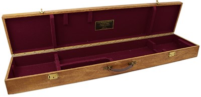 Lot 822 - AN OAK RIFLE CASE