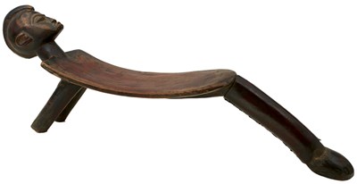 Lot 335 - AN AFRICAN TRIBAL CARVED HARDWOOD FIGURAL HEADREST OR PILLOW