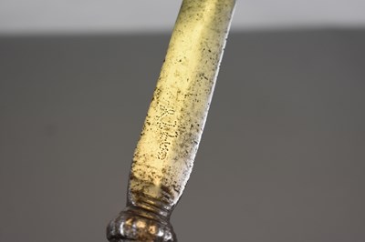 Lot 59 - A SCARCE 17TH CENTURY INDIAN SHORT RAPIER FROM THE BIKANER ARMOURY
