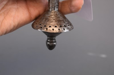 Lot 59 - A SCARCE 17TH CENTURY INDIAN SHORT RAPIER FROM THE BIKANER ARMOURY