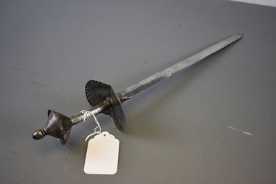 Lot 59 - A SCARCE 17TH CENTURY INDIAN SHORT RAPIER FROM THE BIKANER ARMOURY