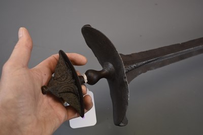 Lot 55 - A LATE 16TH OR EARLY 17TH CENTURY SOUTHERN INDIAN SWORD OR RAPIER