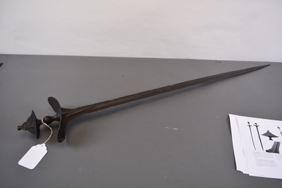 Lot 55 - A LATE 16TH OR EARLY 17TH CENTURY SOUTHERN INDIAN SWORD OR RAPIER