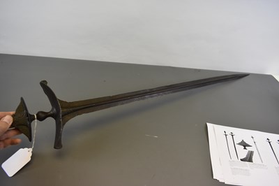 Lot 55 - A LATE 16TH OR EARLY 17TH CENTURY SOUTHERN INDIAN SWORD OR RAPIER