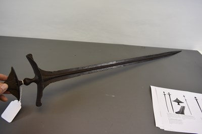 Lot 55 - A LATE 16TH OR EARLY 17TH CENTURY SOUTHERN INDIAN SWORD OR RAPIER