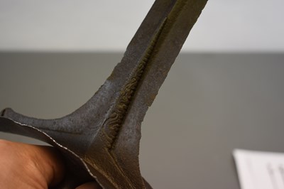 Lot 55 - A LATE 16TH OR EARLY 17TH CENTURY SOUTHERN INDIAN SWORD OR RAPIER