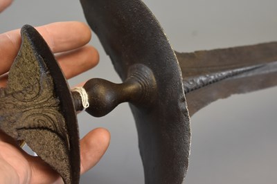 Lot 55 - A LATE 16TH OR EARLY 17TH CENTURY SOUTHERN INDIAN SWORD OR RAPIER